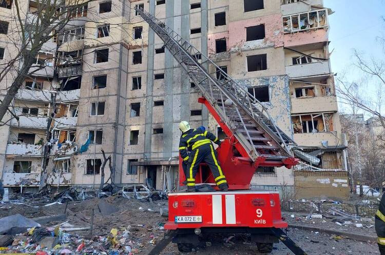 У Києві внаслідок потрапляння уламків снаряду виникла пожежа у житловому будинку У Києві внаслідок потрапляння уламків снаряду виникла пожежа у житловому будинку
