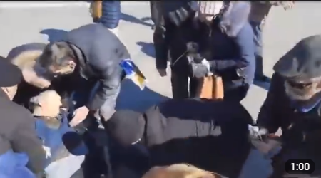 У Херсоні російські окупанти обстріляли мирний мітинг У Херсоні російські окупанти обстріляли мирний мітинг