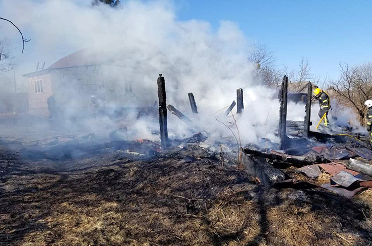 На Житомирщині внаслідок ворожого обстрілу знищені три будинки На Житомирщині внаслідок ворожого обстрілу знищені три будинки