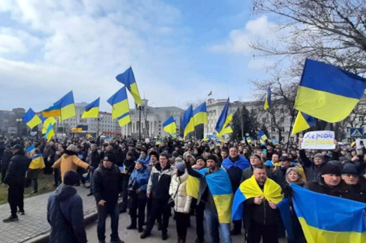 Мітинг в Херсоні. Зусилля рф підкорити українське населення в окупованих містах провалилися – британська розвідка