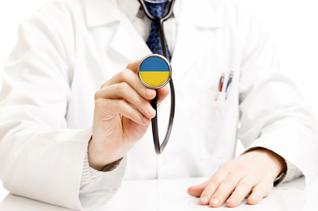 Українським лікарям дозволили тимчасово працювати за фахом у Франції