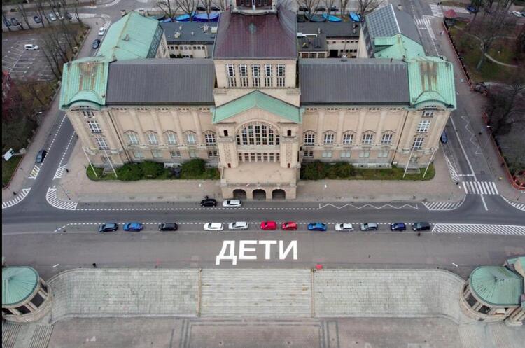 У польському Щецині біля театру зробили напис «ДЕТИ» – в пам'ять про загиблих при ударі по театру в Маріуполі