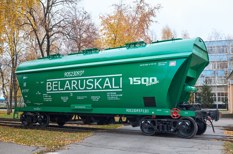 Фото: Infotrans ДБР заблокувала незаконний транзит з Білорусі через Україну близько 100 вагонів з калійними добривами та сталлю