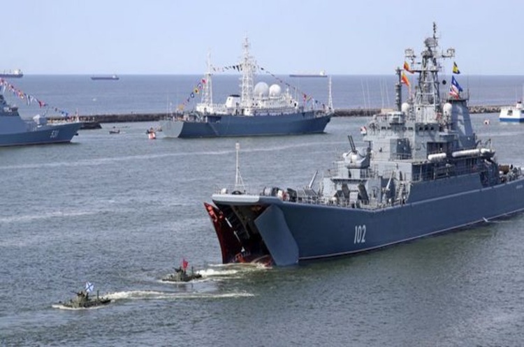 Біля Одеси маневрують російські кораблі