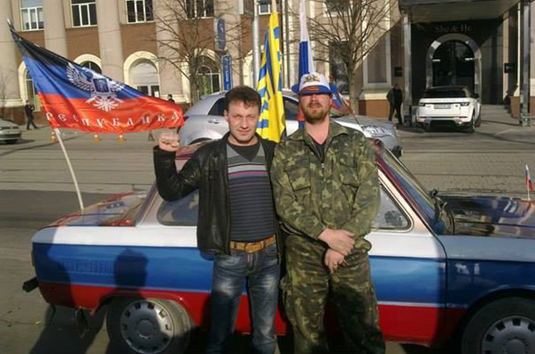 Анатолій Фомичевський (зліва). Ізюмський депутат від ОПЗЖ провів окупантів у місто – представник міської ради