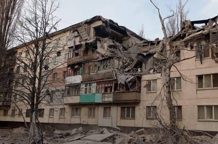 Обстрелы в Луганской области: из-под завалов спасли 21 человека, двое погибли Обстрелы в Луганской области: из-под завалов спасли 21 человека, двое погибли