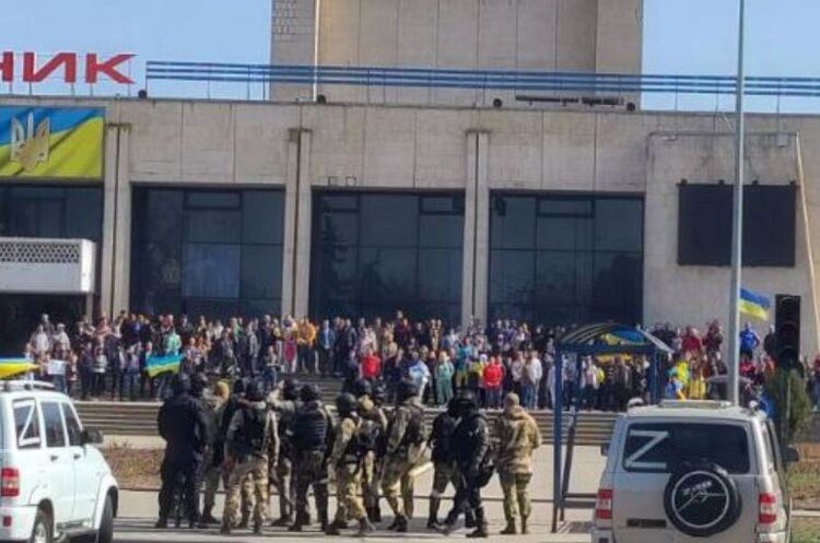Окупанти розганяють мітингарів в Енергодарі вибухами й стріляниною Окупанти розганяють мітингарів в Енергодарі вибухами й стріляниною