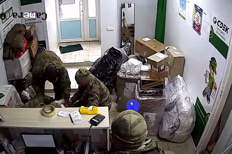 У Мозирі окупанти-мародери відправляють кур'єрами крадені в українців речі У Мозирі окупанти-мародери відправляють кур'єрами крадені в українців речі