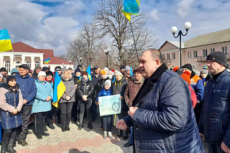 Микола Різак на мітингу проти вторгнення рф. Окупанти викрали мера Таврійська Миколу Різака