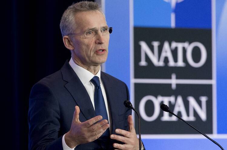 Генсек НАТО Єнс Столтенберг НАТО надаватиме Україні зброю для захисту від нового наступу російської армії на сході – генсек альянсу