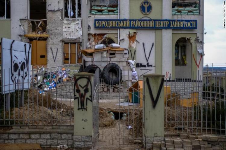 фото CNN Зруйновані багатоповерхівки і мертві тіла всюди - знімальна група CNN побувала в Бородянці