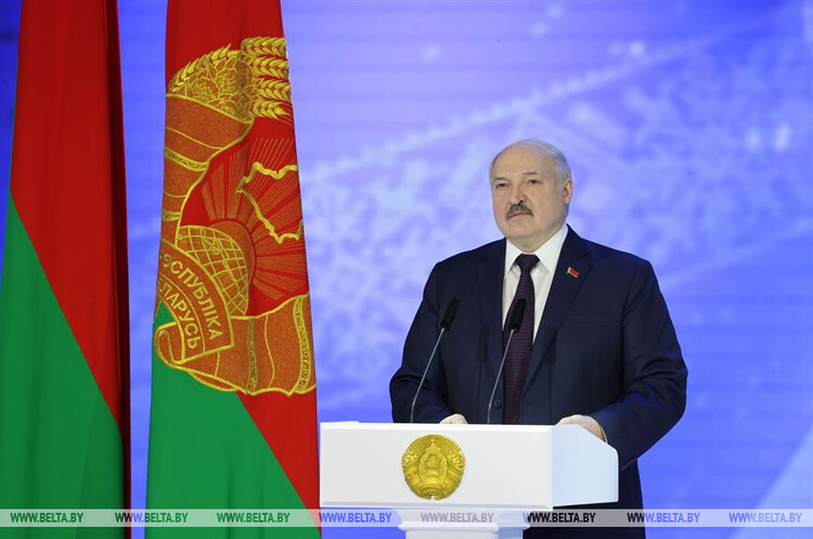 Самопроголошений президент Білорусі Олександр Лукашенко Лукашенко наполягає на участі Білорусі в українсько-російських переговорах