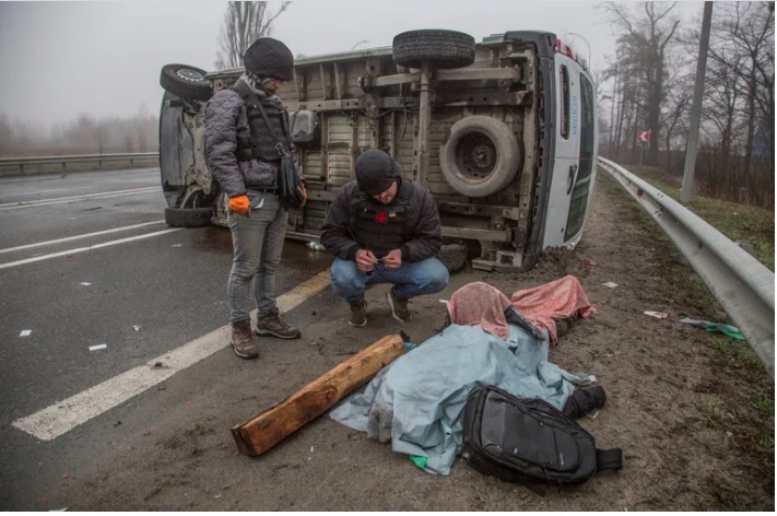 фото DR Human Rights Watch шукають докази під час розслідування військових злочинів росії