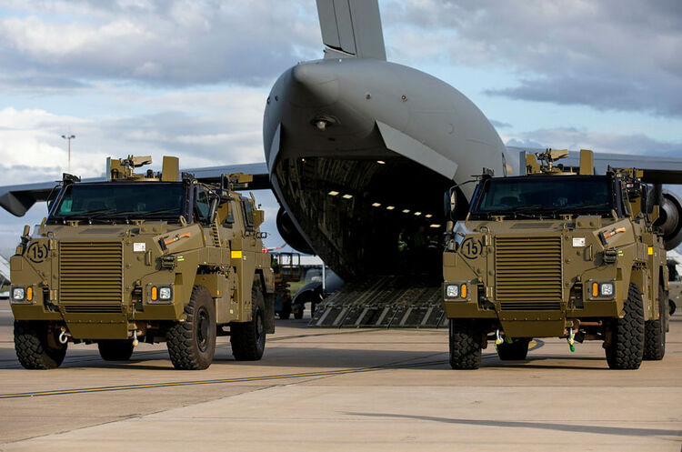 Австралія передала Україні 20 бронетранспортерів Bushmaster на $38 млн Австралія передала Україні 20 бронетранспортерів Bushmaster на $38 млн