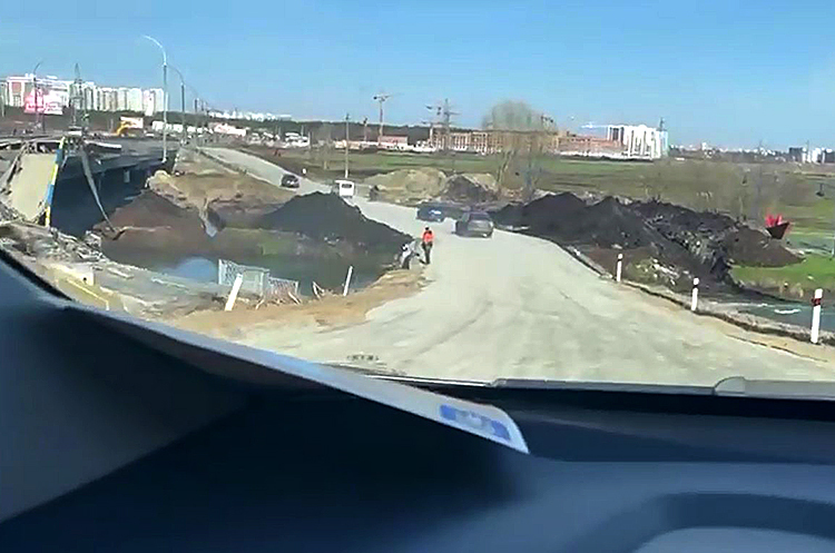 Тимчасовий міст в Ірпені. Відкрили тимчасовий міст для з'єднання Ірпеня, Бучі, Гостомеля й Ворзеля з Києвом