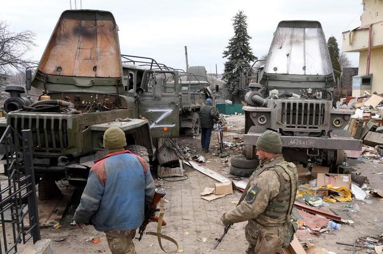 фото AP \ CNN Експерти повідомили про одну з головних причин військових невдач росіян в Україні: вантажівки