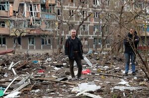 Як українські солдати і цивільні живуть в Маріуполі