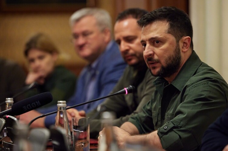 Західна преса про війну в Україні: сувора привабливість Зеленського, смертоносна ізоляція путіна, підсліпувата армія рф та ПЗРК замість «закритого неба» Західна преса про війну в Україні: сувора привабливість Зеленського, смертоносна ізоляція путіна, підсліпувата армія рф та ПЗРК замість «закритого неба»