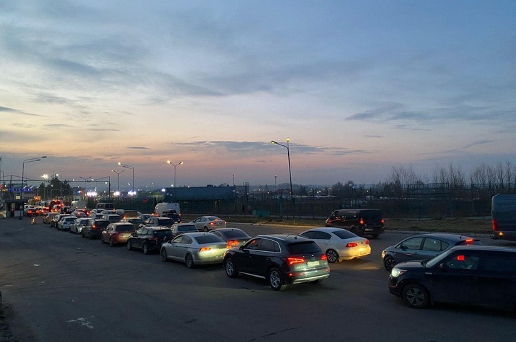 Фото: Facebook Державна прикордонна служба Українці повертаються додому — на виїзді з Польщі черги