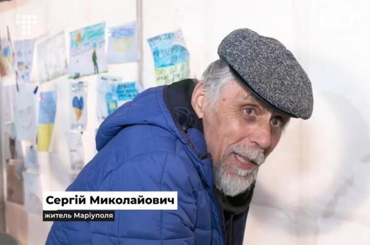 фото Громадське Чіпляли на українські автобуси російські прапори: евакуйований з Маріуполя розповів, як росія створює свої фейки