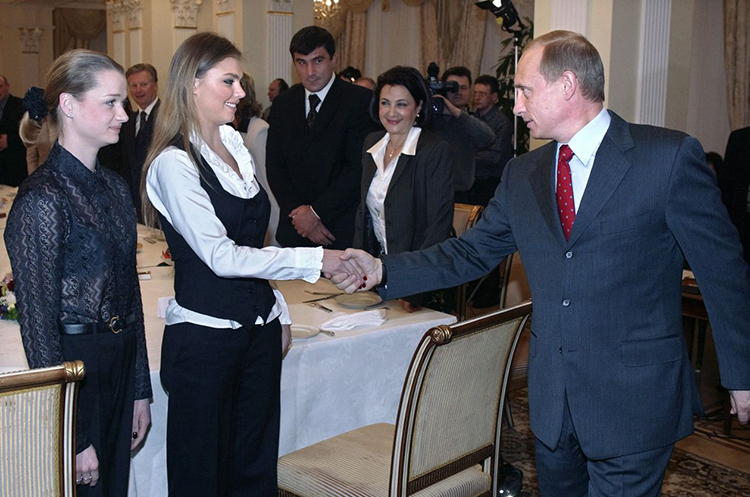 волдимир путін та Аліна Кабаєва, 2004 рік. США не запроваджують санкції проти Кабаєвої через побоювання, що Путін «відреагує агресивно» – WSJ