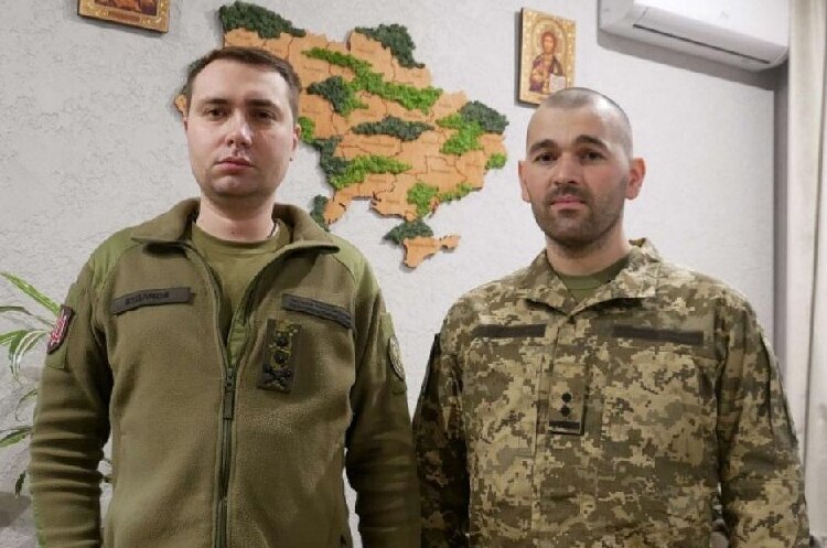 Очільник ГУР МО Кирило Буданов та пілот Роман Василюк Українського пілота, збитого ворогом над Волновахою, звільнили з полону