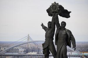 У Києві приберуть радянську скульптуру про 	«дружбу» українців та росіян - Кличко