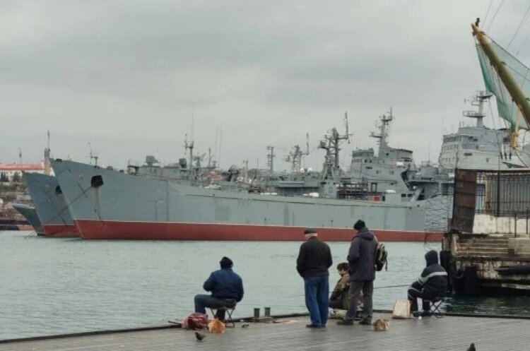 Два десантні кораблі проєкту 1171 в акваторії тимчасово окупованого Севастополя Окупанти готують «Сирійський експрес» для довготривалої облоги Маріуполя