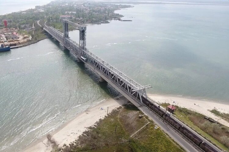 Оккупанты попали ракетой в мост между Одессой и Белгород-Днестровским