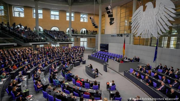 Бундестаг ухвалив рішення про надання Україні важкого озброєння Бундестаг ухвалив рішення про надання Україні важкого озброєння