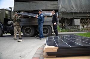 Маск передав Україні системи збереження сонячної енергії Tesla Powerwall