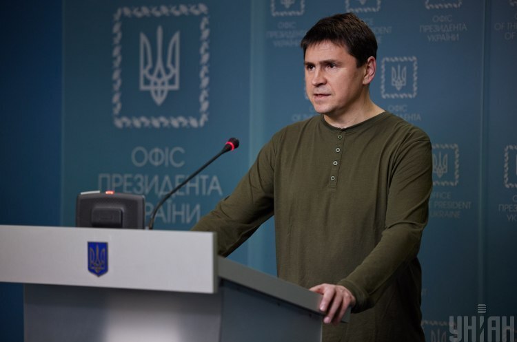 Радник голови Офісу президента Михайло Подоляк Україна захищатиметься будь-яким способом, зокрема й ударами по російських складах і базах – Подоляк