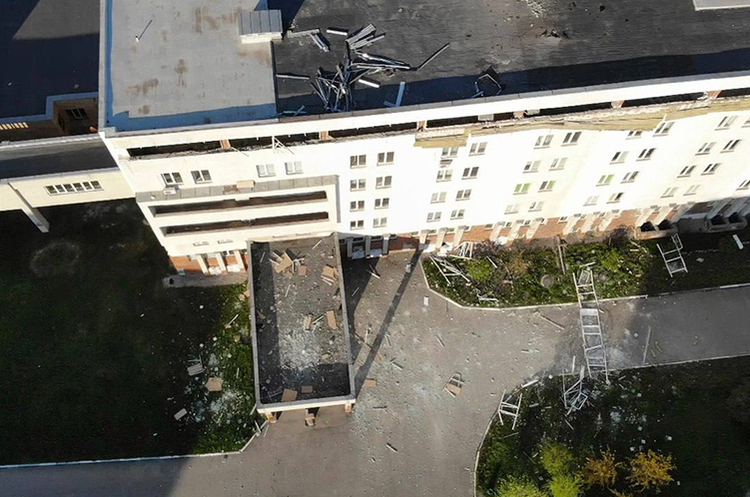 Росіяни завдали удару по лікарні та житлових багатоповерхівках Харкова Росіяни завдали удару по лікарні та житлових багатоповерхівках Харкова