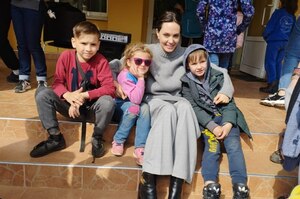 Анджеліна Джолі приїхала в гості до дітей в Україні
