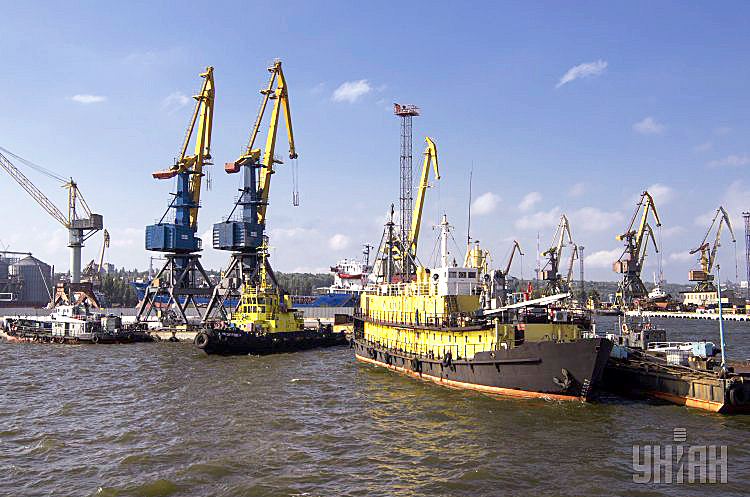 Маріупольський морський торговельний порт. Уряд закрив порти Бердянська, Маріуполя, Скадовська та Херсона