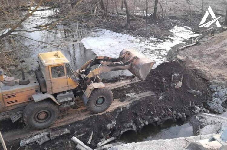 Відновили проїзд біля двох зруйнованих мостів на Харківщині Відновили проїзд біля двох зруйнованих мостів на Харківщині