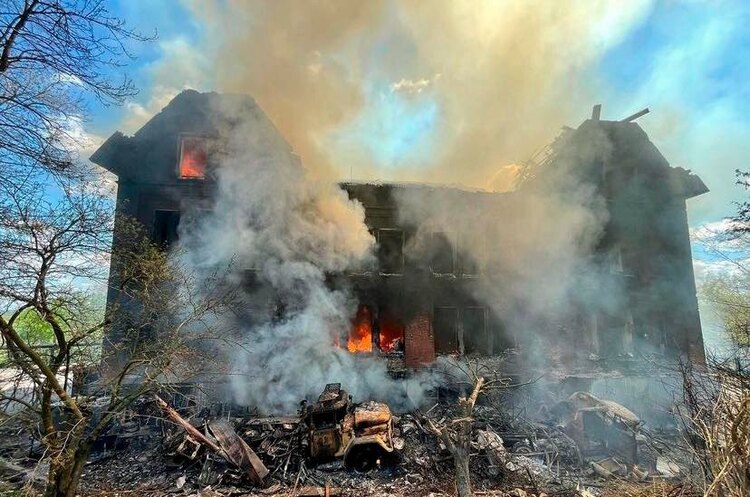 Окупанти спалили 100-річну будівлю Лисичанської гімназії Окупанти спалили 100-річну будівлю Лисичанської гімназії