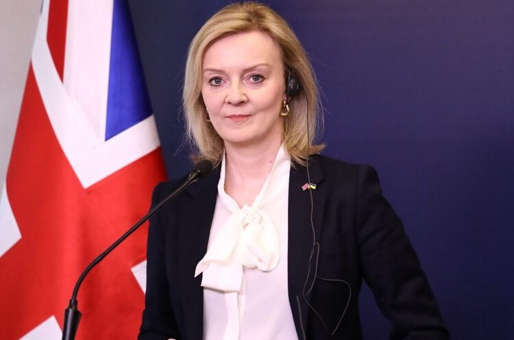 Міністерка закордонних справ Великобританії Ліз Трасс Велика Британія передасть броньовики для евакуації українців із тимчасово окупованих територій