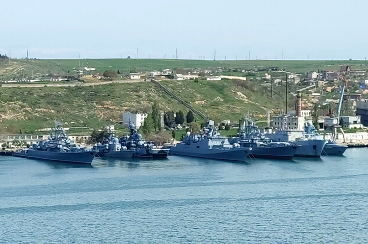 росія повернула більшу частину своїх кораблів у Севастопольську бухту росія повернула більшу частину своїх кораблів у Севастопольську бухту