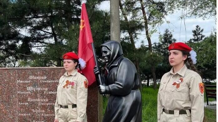 фото DR Українські журналісти знайшли бабусю, яка вийшла до українських військових з червоним прапором (ВІДЕО)