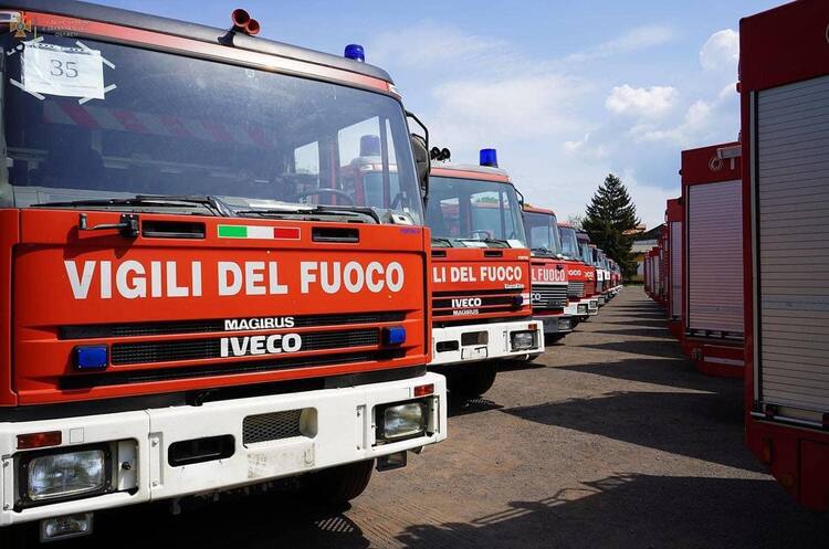 МВС: до України прибули 45 пожежних автомобілів з Італії