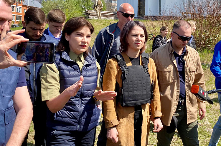 Анналена Бербок та Ірина Венедіктова у Бучі. Міністр закордонних справ Німеччини прибула до Києва