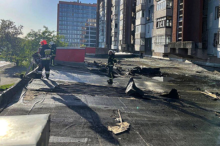 Окупанти знову обстріляли Миколаїв: загорівся легковий автомобіль та магазин меблів