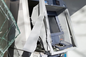 В окупованих Пологах військові рф викрали з банкомата майже 400 000 грн