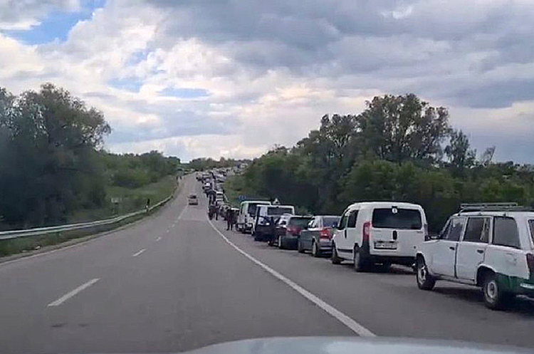 Окупанти почали пропускати автівки у Василівці з близько тисячної колони на підконтрольну Україні територію