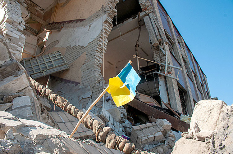 Ворог нищить українську символіку та обстрілює міста