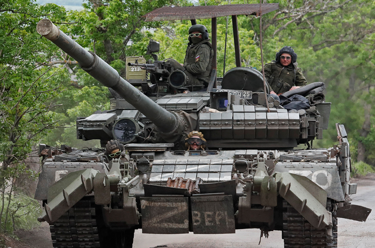 Росія перемістила 50-річні танки Т-62 із глибокого зберігання на поле бою на півдні України, що підкреслює нестачу сучасної техніки у росіян Росія перемістила 50-річні танки Т-62 із глибокого зберігання на поле бою на півдні України, що підкреслює нестачу сучасної техніки у росіян