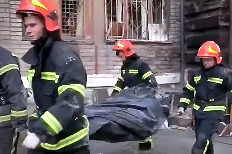 У Маріуполі знайшли ще одне поховання 70 загиблих під завалами людей У Маріуполі знайшли ще одне поховання 70 загиблих під завалами людей