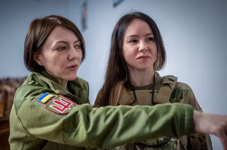 Заступник міністра оборони України Ганна Маляр та норвезька доброволиця Сандра Андерсен Ейра (праворуч) Західна преса про війну в Україні: норвезька воякиня на українському фронті, ідеологічний батл Кісінджера та Сороса у Давосі й обережність Шольца у «танкових» розрахунках
