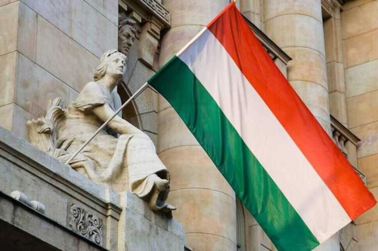 фото DR В Угорщині ціни на заправках найнижчі в Європі, але тільки для «своїх», іноземці платитимуть набагато більше